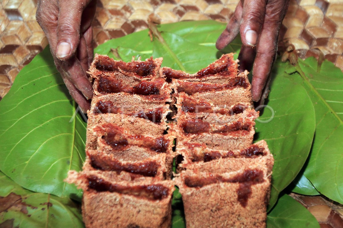 pembuatan-makanan-khas-serui-sagu-bakar-171rl-dom